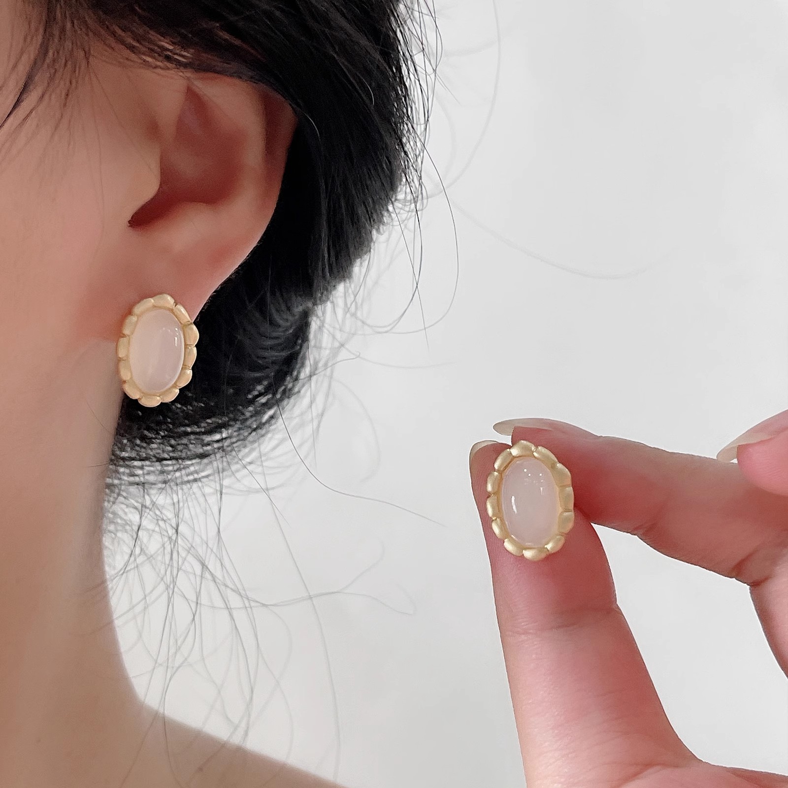 Retro elegant golden geometric fashionable earrings
