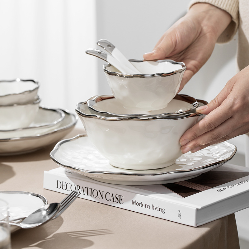 Luz de lujo Borde de plata tazón de cerámica y plato de alto grado martillo patrón vajilla traje hogar inauguración regalo tazón y plato traje al por mayor