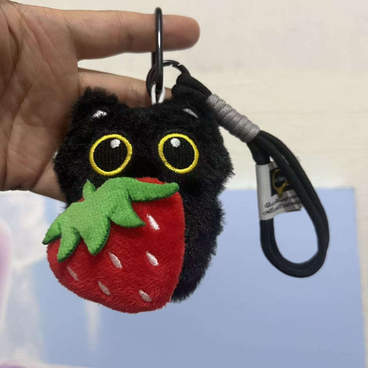 新款甜酷草莓小黑猫挂件可爱毛绒玩偶钥匙扣公仔挂件学生书包挂饰