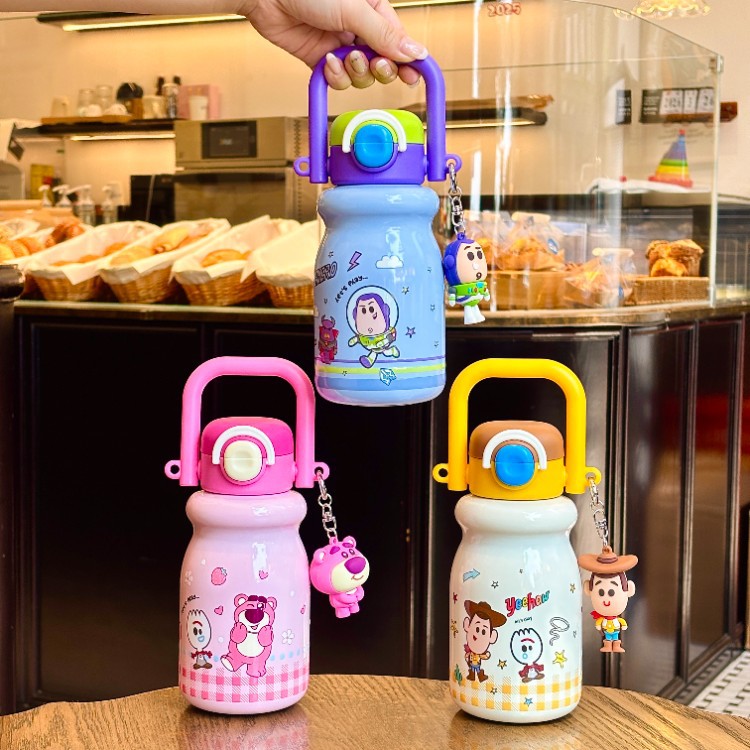 Hermosos osos de fresa para niños tazas de agua de juguete siempre movilización tazas de agua nuevas tazas de paja especiales para niños y niñas para la escuela