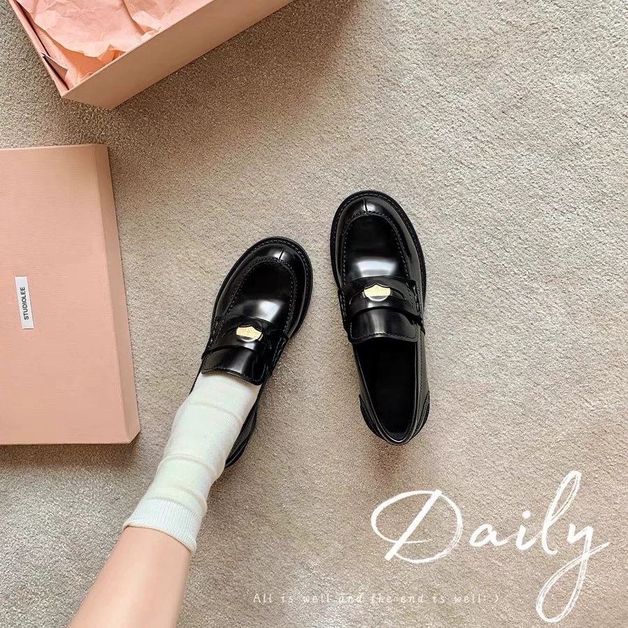 Пятно миу стильный плеер ~ Amiu золотая монета в консервативном стиле, толстая подошва, толстый каблук, ленивые повседневные лоферы, женские маленькие кожаные туфли