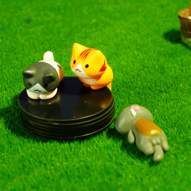 Montaje de bricolaje pequeños adornos musgo micro paisaje decoración mirando hacia arriba en lindo gato coche decoraciones saliva gatito