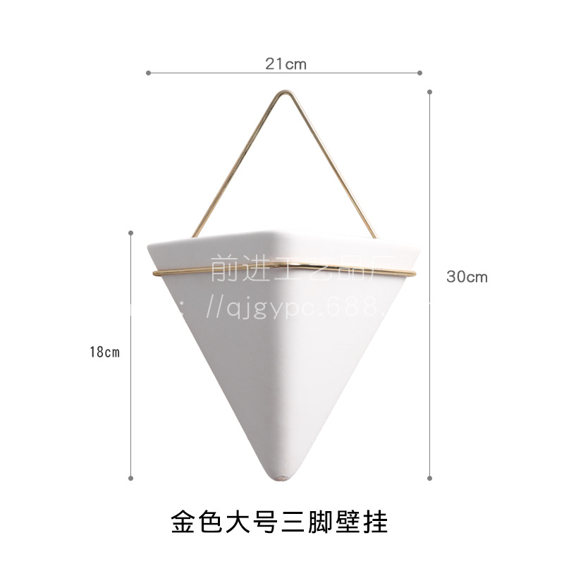 삼각형 벽 매달려 금 큰