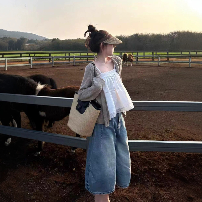 In Summer, a Complete Set of Plus-Size Knit Cardigans, Camisoles, and Jeans for Fat Women Makes for a Unique and Stylish Three-Piece Outfit In Summer, a Complete Set of Plus-Size Knit Cardigans, Camisoles, and Jeans for Fat Women Makes for a Unique and Stylish Three-Piece Outfit