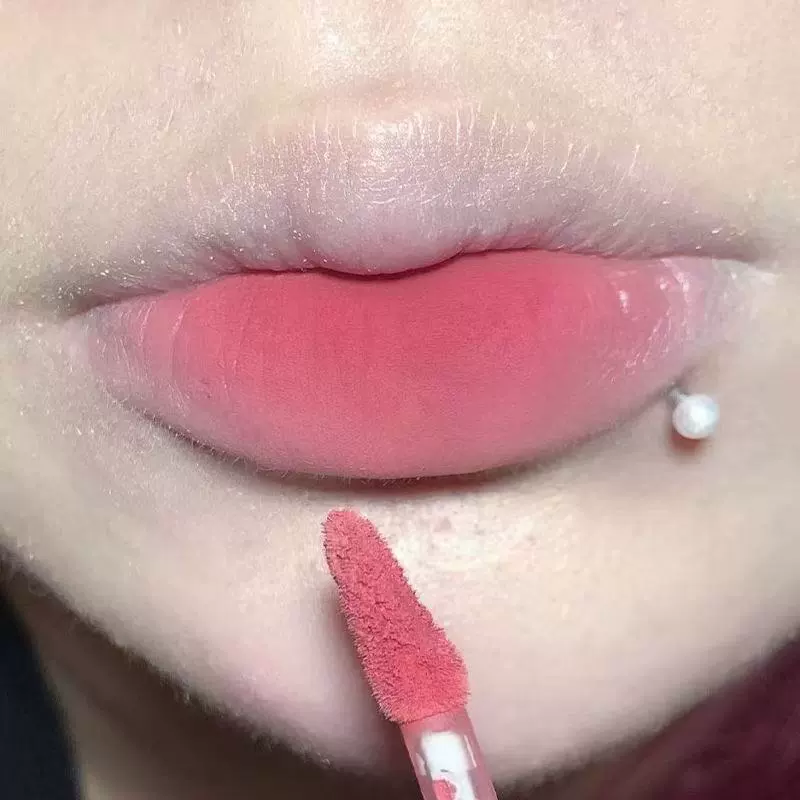 Lip gloss contains rose, lipstick, translucent shading