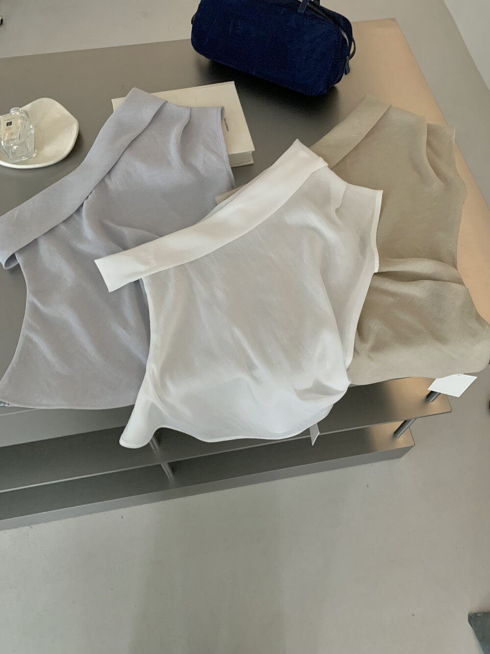 Áo croptop nữ tay ngắn cổ lệch vai, thiết kế bất đối xứng — Xanh da trờicolor, màu trắng, màu mơ chi tiết 13