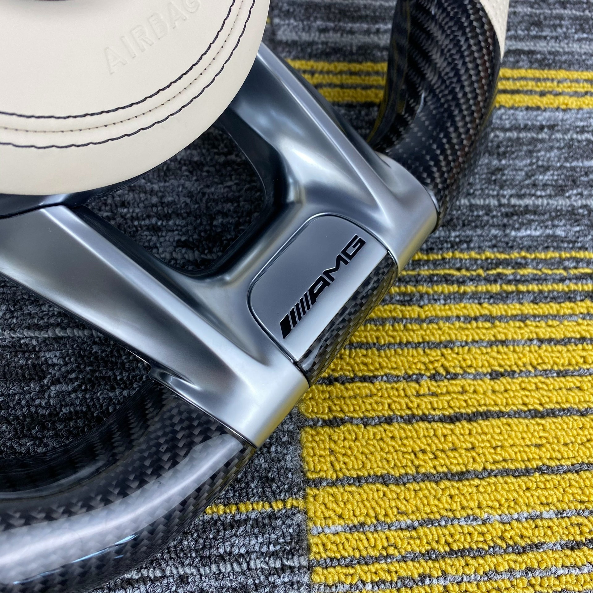 Suitable for Mercedes-Benz A, C, S, G, E-Class, GLE, GLC260, GLS300, E30, old models modified to new models, AMG carbon fiber steering wheel assembly