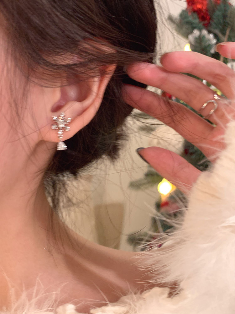 Snowflake water droplet zircon earrings for women, with a light luxury high-end temperament, niche earrings, new cool_voghion.com