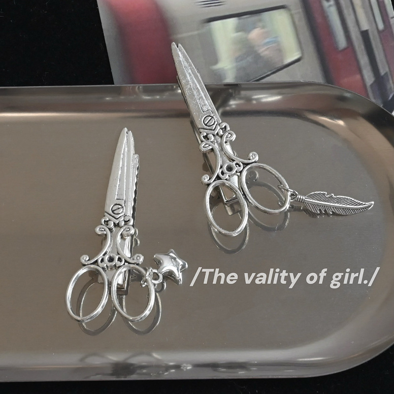 European and American design personality scissors hairpin leaves star pendant cos cold earth cool hot girl fashion dark hair clip European and American design personality scissors hairpin leaves star pendant cos cold earth cool hot girl fashion dark hair clip