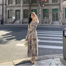 新中式复古印花v领连衣裙女秋新款修身包臀裙气质喇叭袖A字长裙女