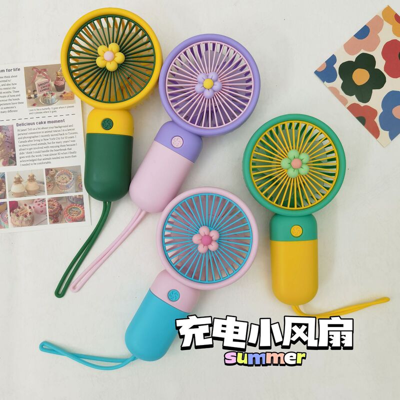 テディは小さな扇風機を持って少女の心を卸売りします。|undefined