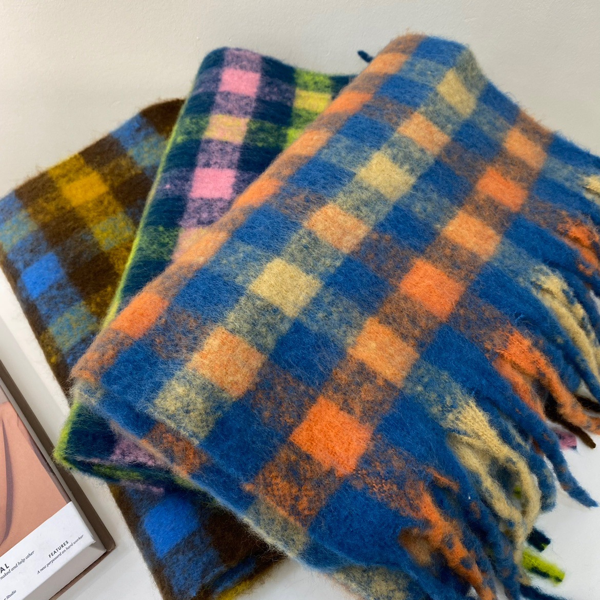 新款马海毛粗辫子流苏围巾女彩虹格子加长厚保暖围脖撞色时尚披肩