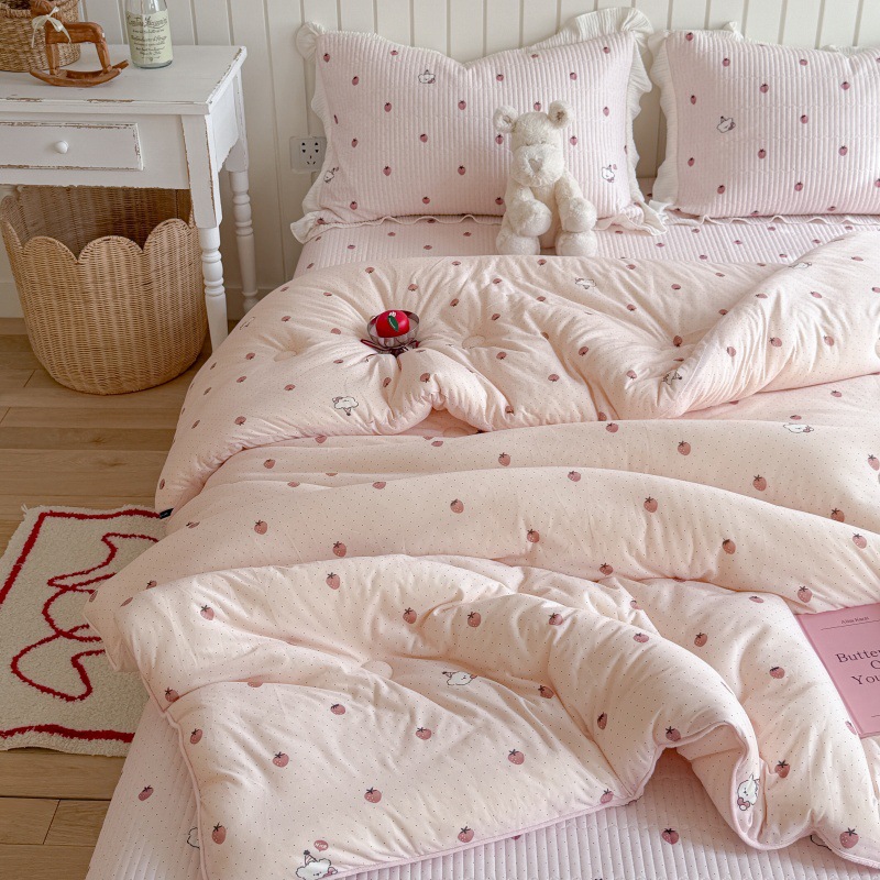 Strawberry newbie / Spring and autumn quilt -150*200cm[ 3.3kg]