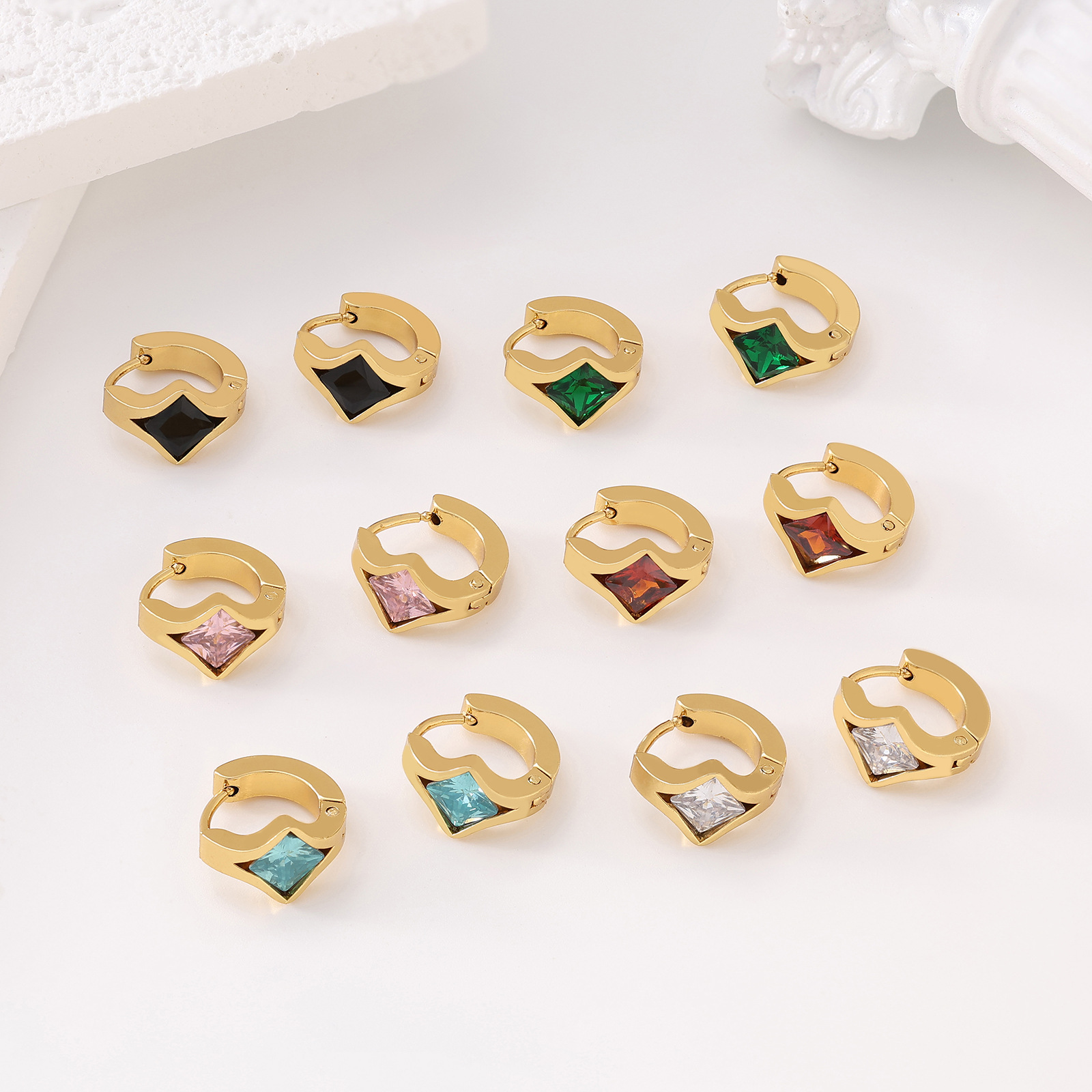 Pointed titanium steel lip stud product view