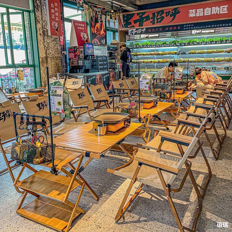 Trendy Camping-Style Bar Table and Chair Set for Bars, Bistros, Barbecue, Milk Tea Shops, Cafes, Outdoor Seating, Commercial Use, and Leisure Trendy Camping-Style Bar Table and Chair Set for Bars, Bistros, Barbecue, Milk Tea Shops, Cafes, Outdoor Seating, Commercial Use, and Leisure