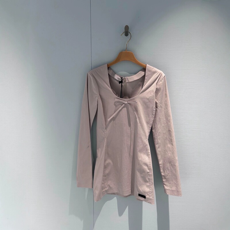 Authentic, high-quality, original-label MU 26SS logo bow-tie fitted, waist-cinching, short, long-sleeved dress for women
