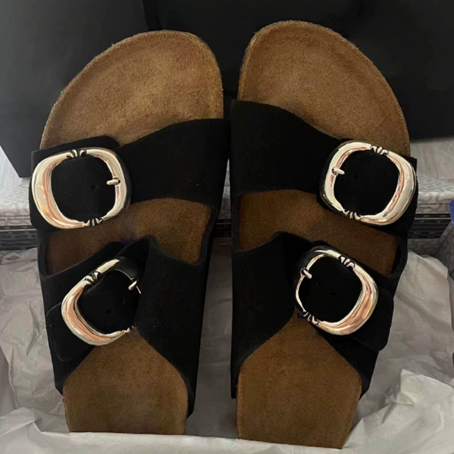 [Спот] Черные круглые пуговицы холодные тапочки для женщин летом новая кожа с открытыми пальцами и толстая подошва носить нескользкие пляжные туфли