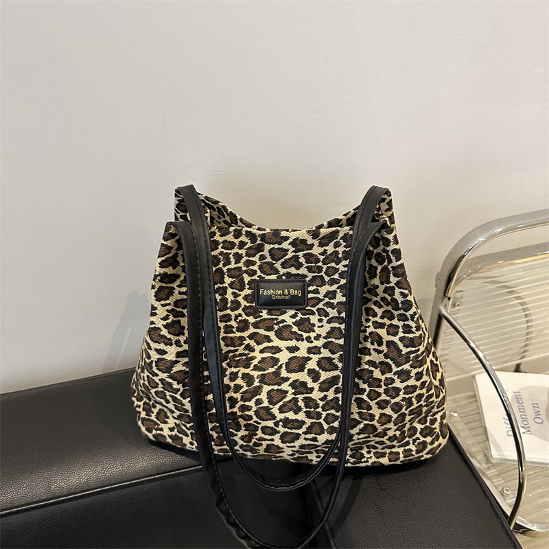 Bolsa de viaje ocio de clase de gran capacidad 2024, nueva bolsa de otoño y invierno, bolsa de estilo extranjero, bolsa de hombro con patrón de leopardo.