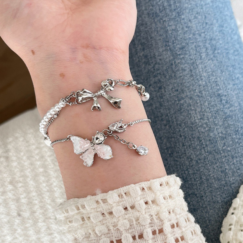Fashionable elegant bracelet pearl with bow with zircon
