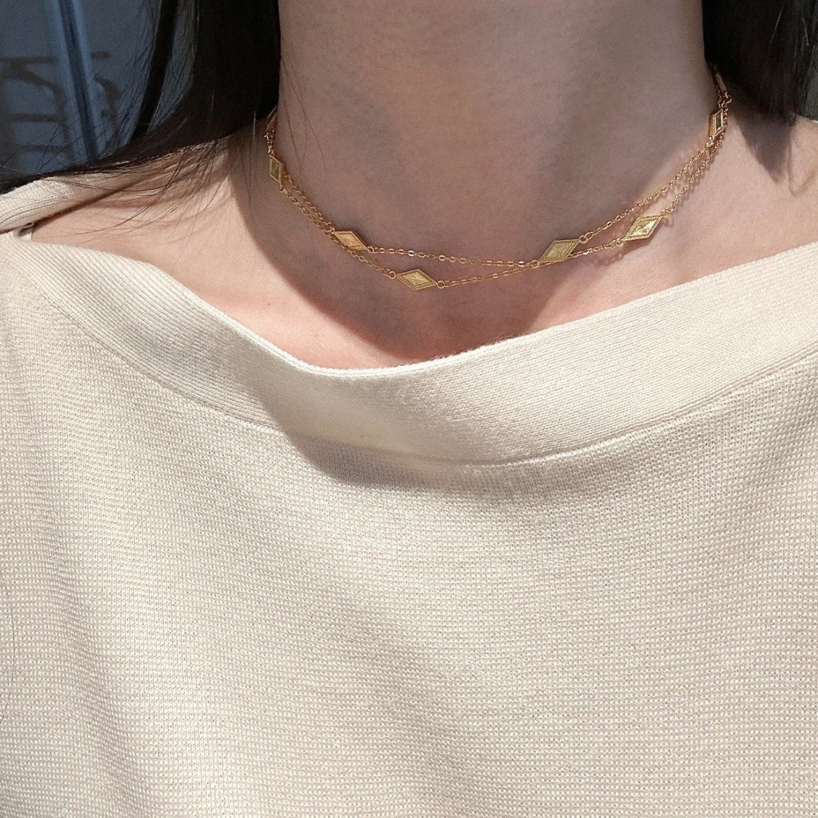 Golden double-sided necklace with diamond pattern
