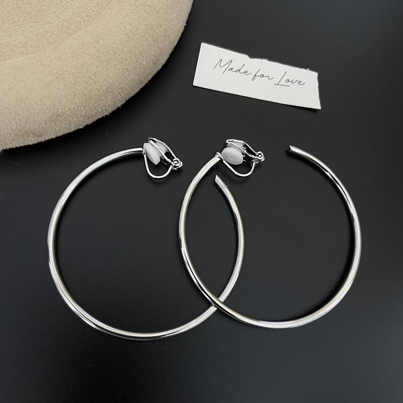 2025 nuevo estilo verano de moda anillo plateado círculo negro círculo fino temperamento europeo y americano aretes dorados de todo fósforo