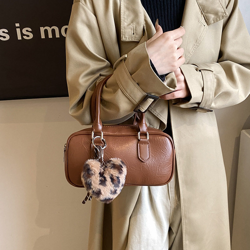 빈티지 예술적 핸드백 2024 겨울 새 가방 통근 여성 가방 인기있는 어깨 가방 간단한 크로스 바디 가방