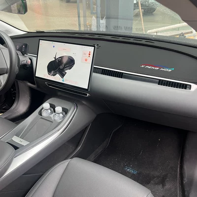 Suitable for Xpeng Mona M03 Dashboard Light-Proof Mat, Car Center Console Sunshade, Heat Insulation, Dropshipping (Günəş əleyhinə siperlik) - xpeng-m03-black-model-with-embroidery