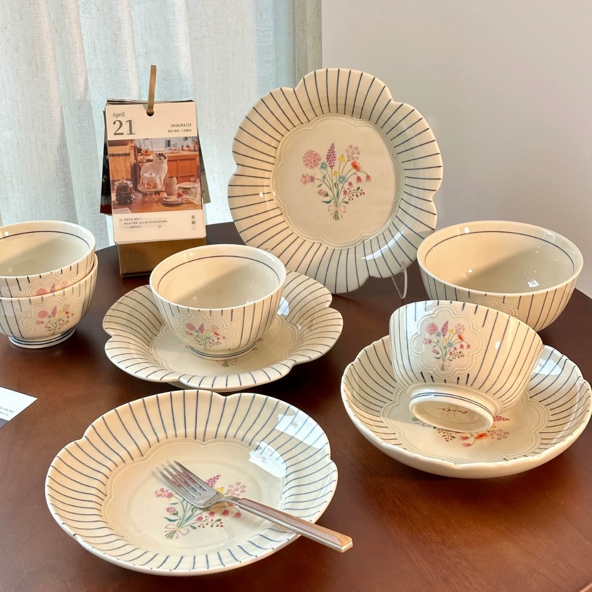 Набор французской керамической посуды в ретро-стиле с цветными подглазурными лепестками: тарелки, миски, рисовые миски. Оптом.