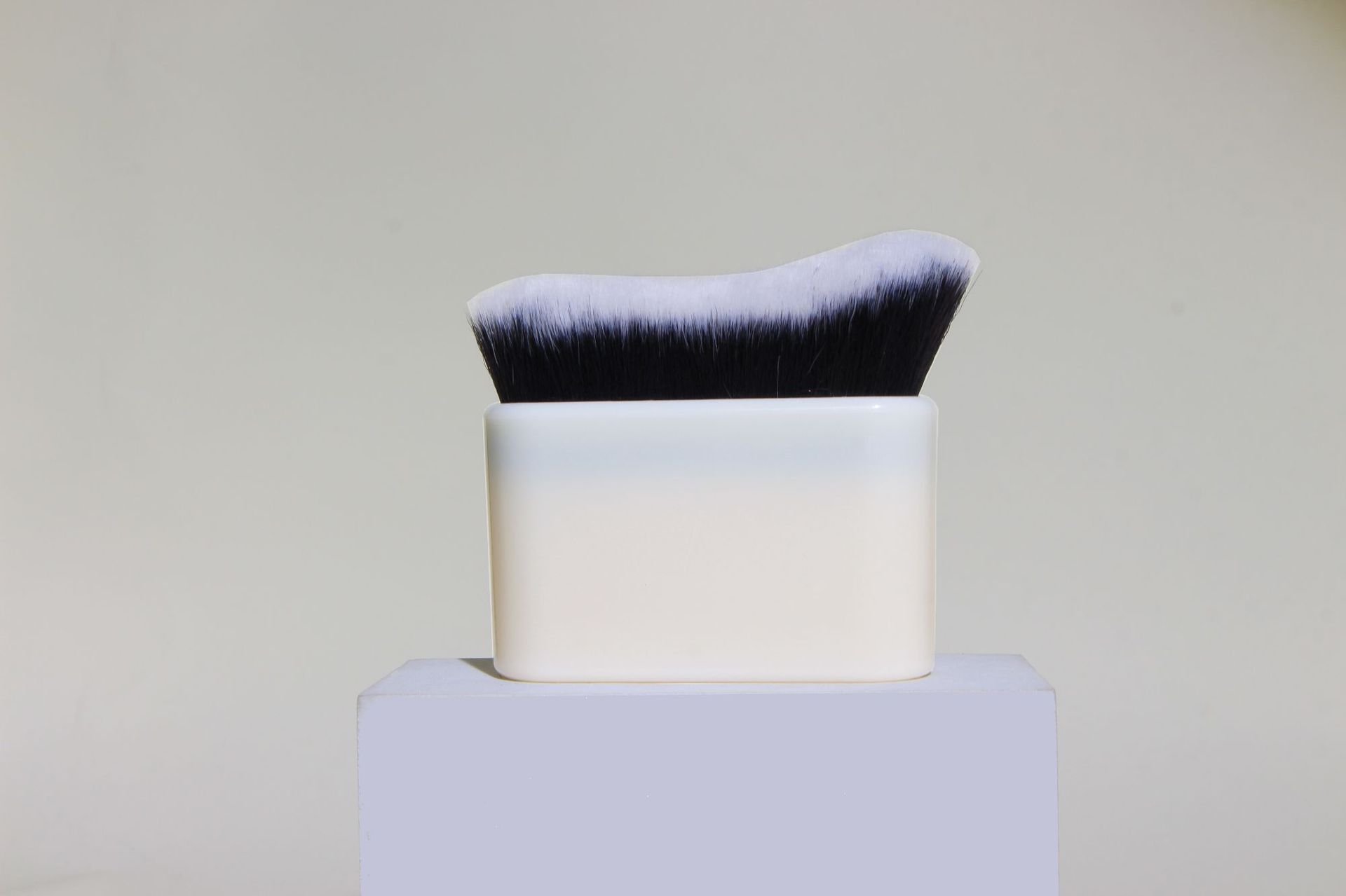 Recuperación térmica transfronteriza de una sola onda cepillo de maquillaje cepillo de cabeza plana mango de galvanoplastia no comer cepillo de base fabricante de cepillo de maquillaje en stock