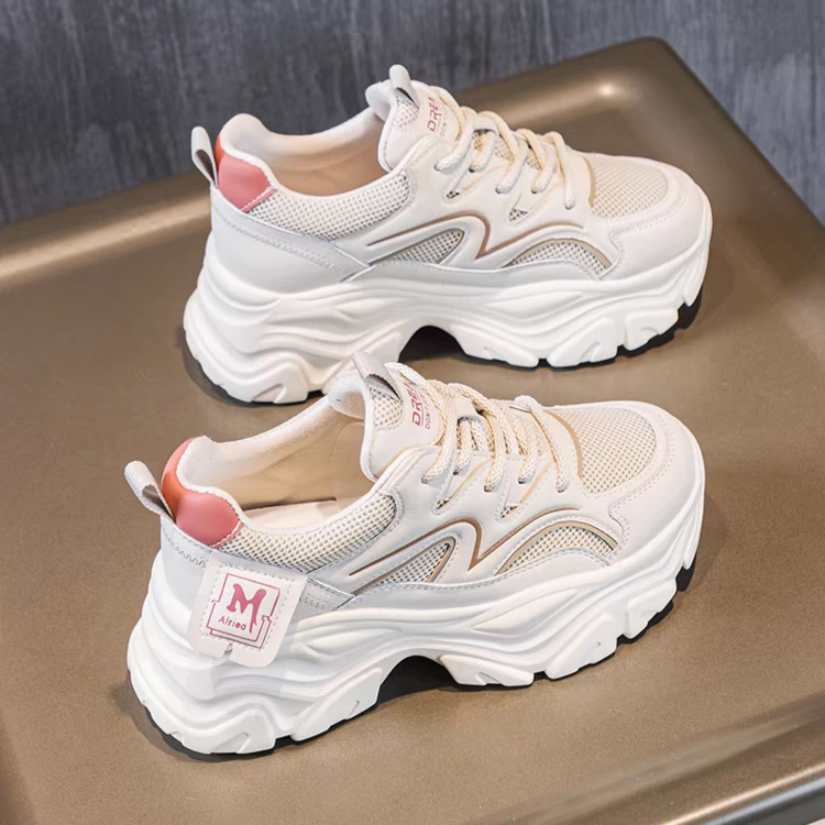 Zapatos de suela gruesa para mujeres 2024 verano nuevos zapatos blancos pequeños zapatos transpirables de malla zapatos casuales deportivos