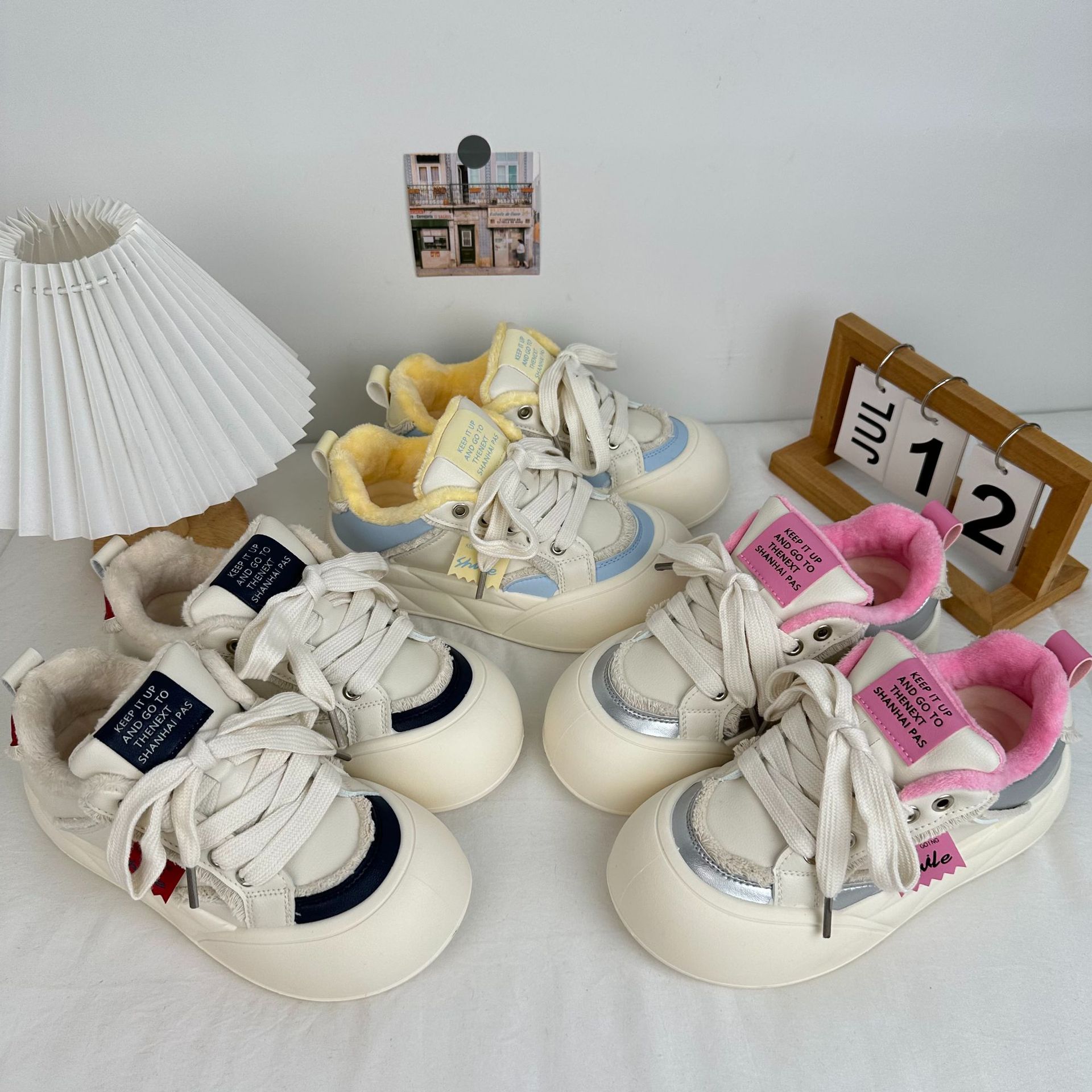 Suela gruesa más zapatos blancos de terciopelo para mujer 2024 invierno nuevo estilo zapatos casuales zapatos de pan de punta redonda zapatos de algodón cálidos gruesos