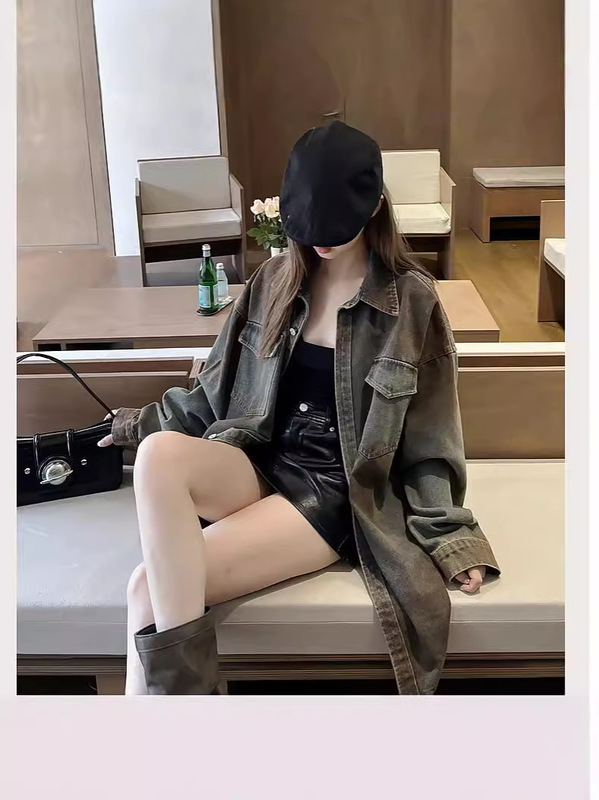レトロで古いデニムのコートをしています。|undefined