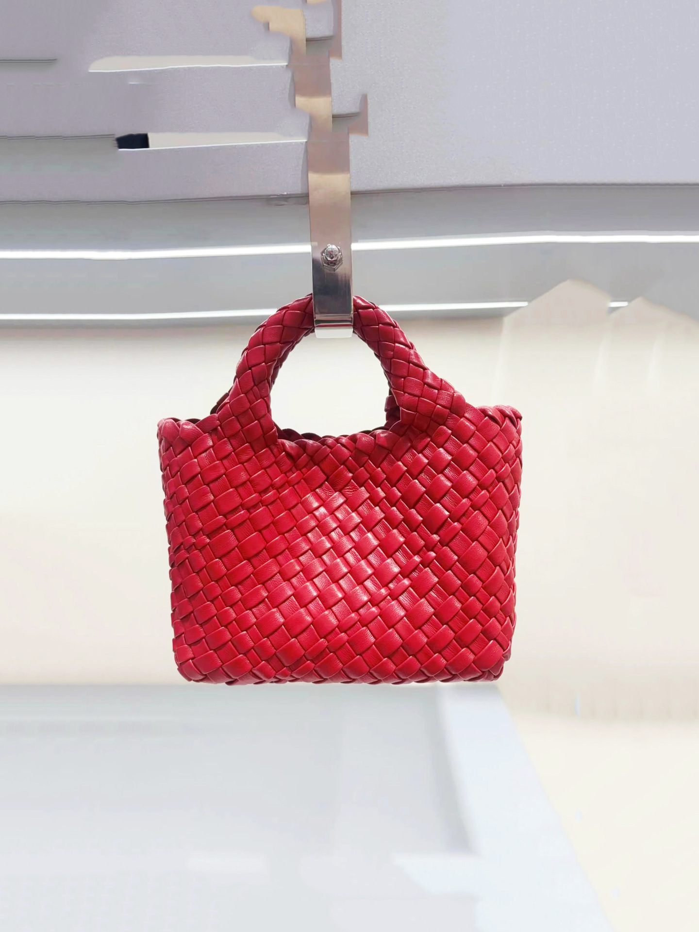 중국풍 레드 + 짜임 내부 포켓 + 긴 체인, 즉시 발송 가능. 찜하고 선물 받으세요!