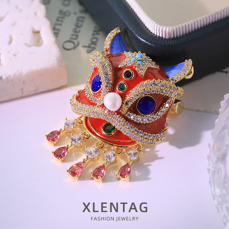 Estilo nacional original perla natural despierta león broche mujer retro diseño sensación suéter broche joyas hechas a mano al por mayor
