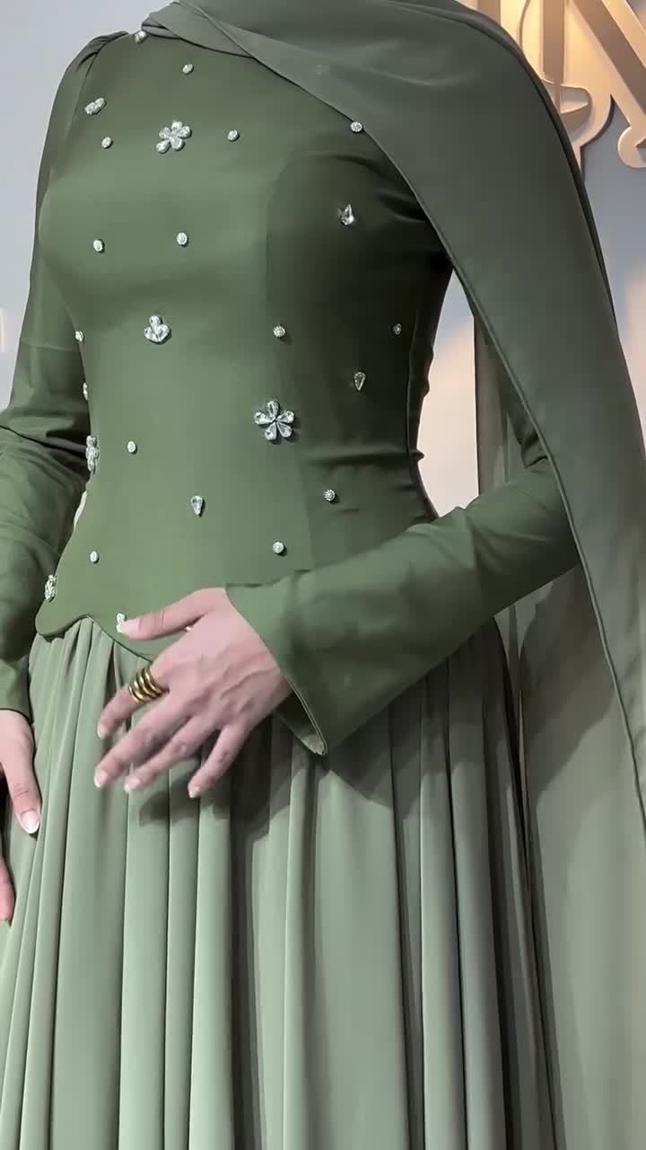 « Robe élégante à manches longues et coupe ajustée ornée de strass pour femme - Robe de soirée moulante extensible avec détails scintillants (Vert, S-XXL) »_voghion.com