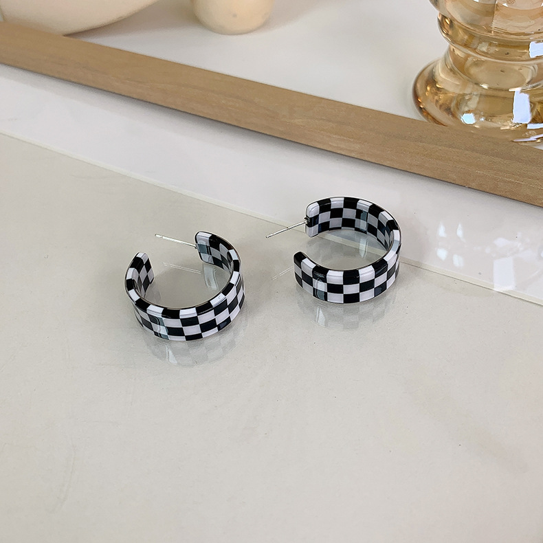 Korean Popular Acrylic Black White Checkerboard Earrings Wholesale Nihaojewelry display picture 4