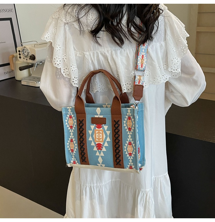 Women's Large Canvas Flower Elegant Vintage Style Streetwear Square Zipper Tote Bag display picture 16