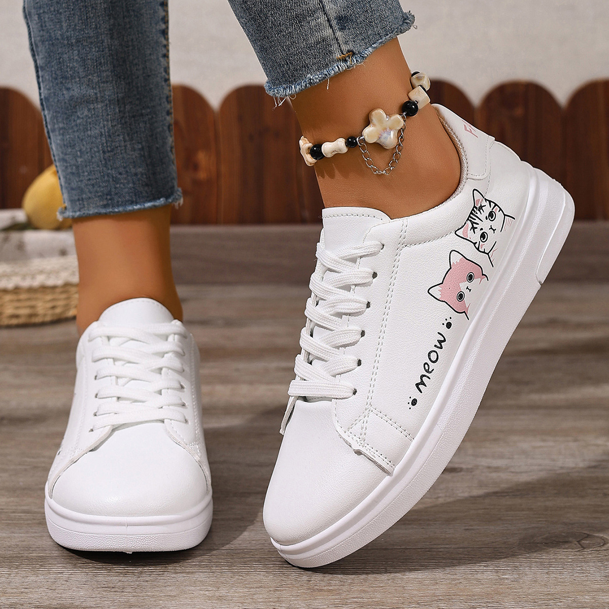 Pequeños zapatos blancos para mujeres 2025 primavera y otoño nuevo comercio exterior zapatos de plantilla estudiantes zapatos de mujer de tamaño grande zapatos deportivos casuales de cuero