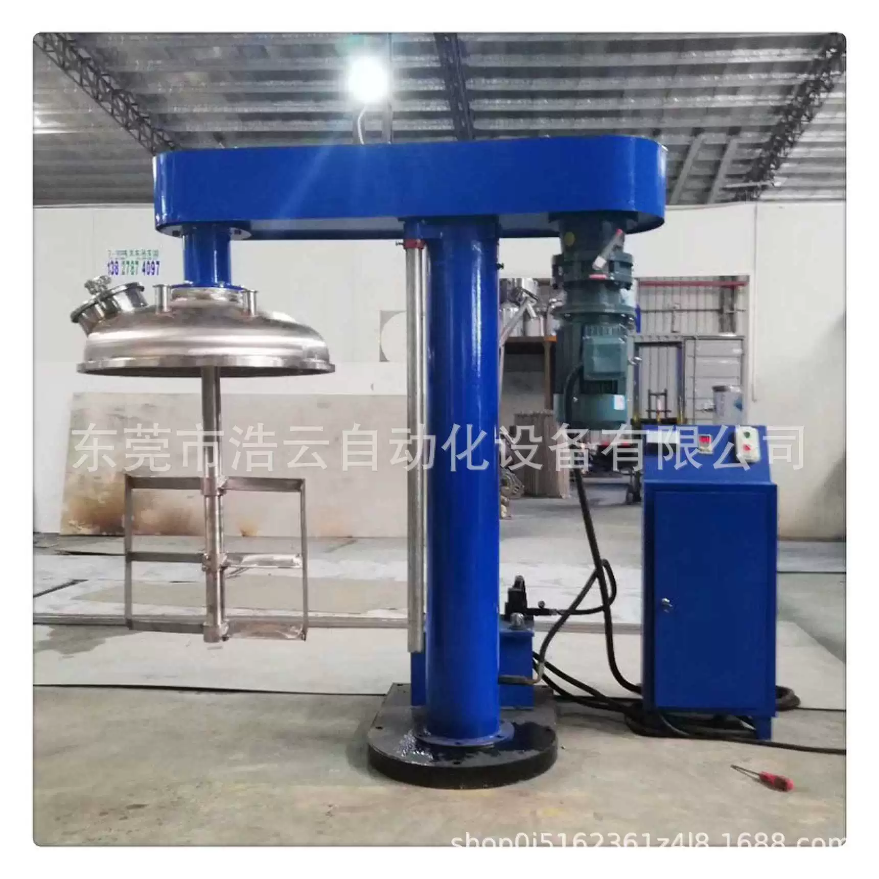 Заводской склад: гидравлический двухосный высокоскоростной диспергатор с пневматическим подъемом для крупномасштабных экспериментов