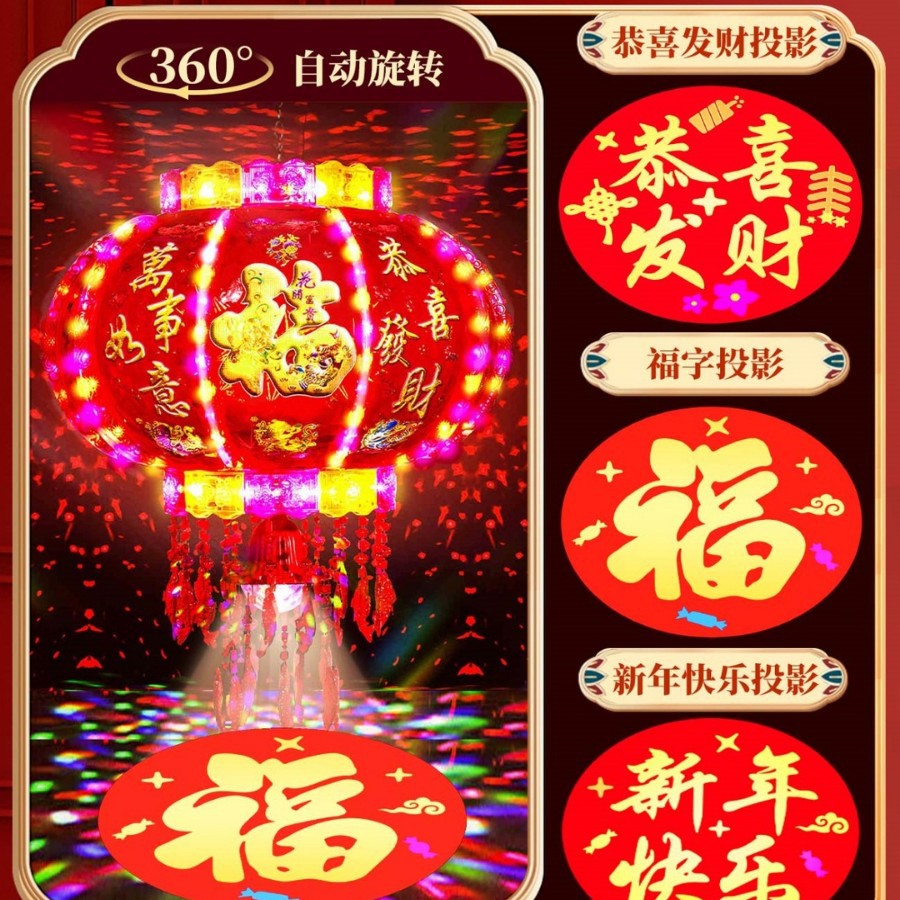 Nuevas linternas giratorias en la puerta de un par de linternas de caballo coloridas rojas para el Año Nuevo