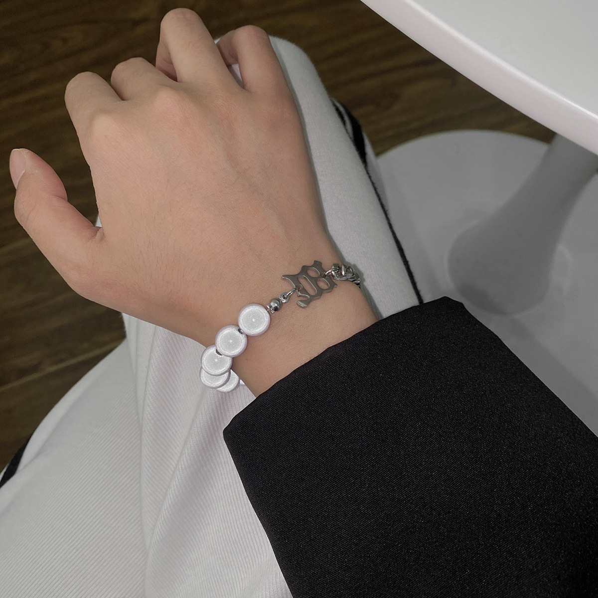 Bracciale in acciaio al titanio con perla e lettera unisex_voghion.com