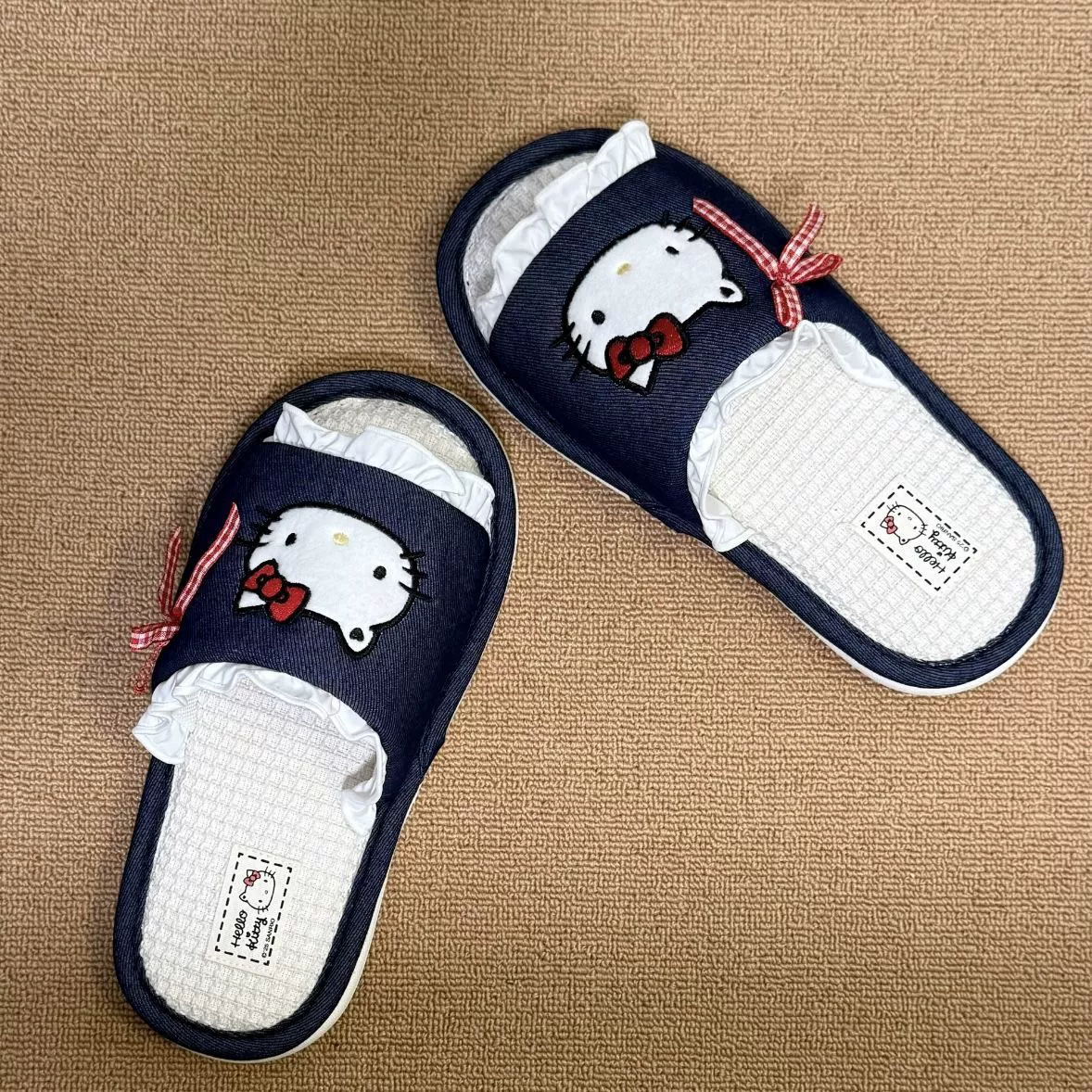 Новые милые домашние тапочки из льняной ткани с котенком, дышащие, впитывающие пот, нескользящие, тапочки, которые кажутся как наступить на дерьмо.