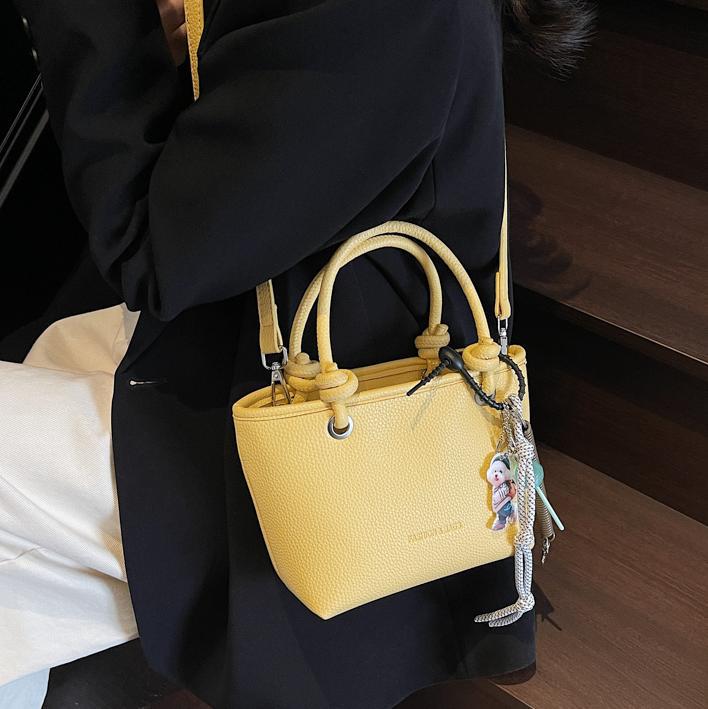 Bolso de cubo portátil para mujer, nuevo bolso de mensajero de textura salvaje 2025, bolso de canasta de verduras de moda retro de alta gama