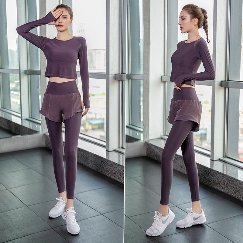 Trajes deportivos de yoga para mujeres verano nuevo 2025 nuevo abrigo con cojín de pecho secado rápido falso dos pantalones comercio exterior
