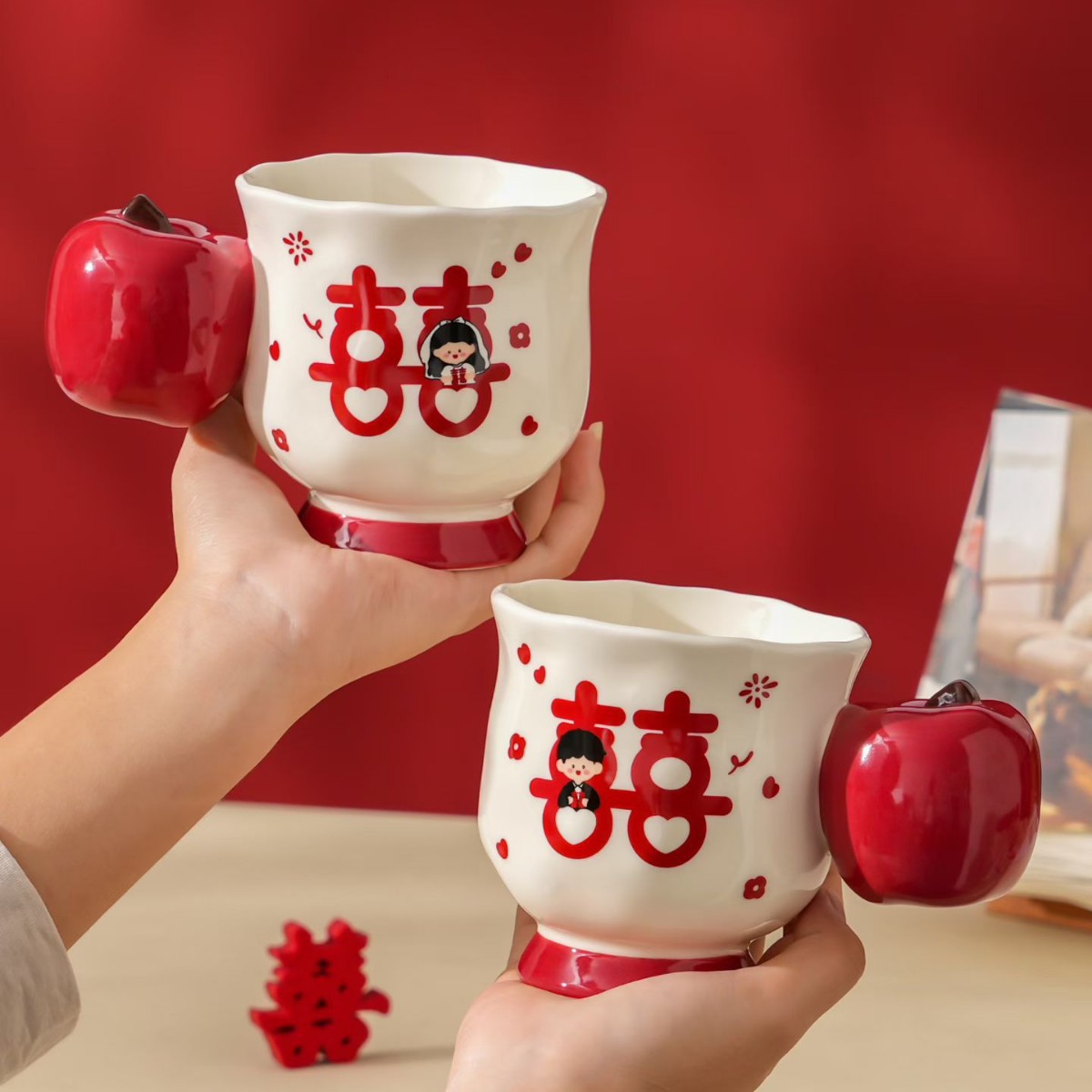 Pareja creativa china para copas regalo de mano taza de cerámica de pie alto mango de manzana personalidad taza de agua para beber taza de boda taza de martillo