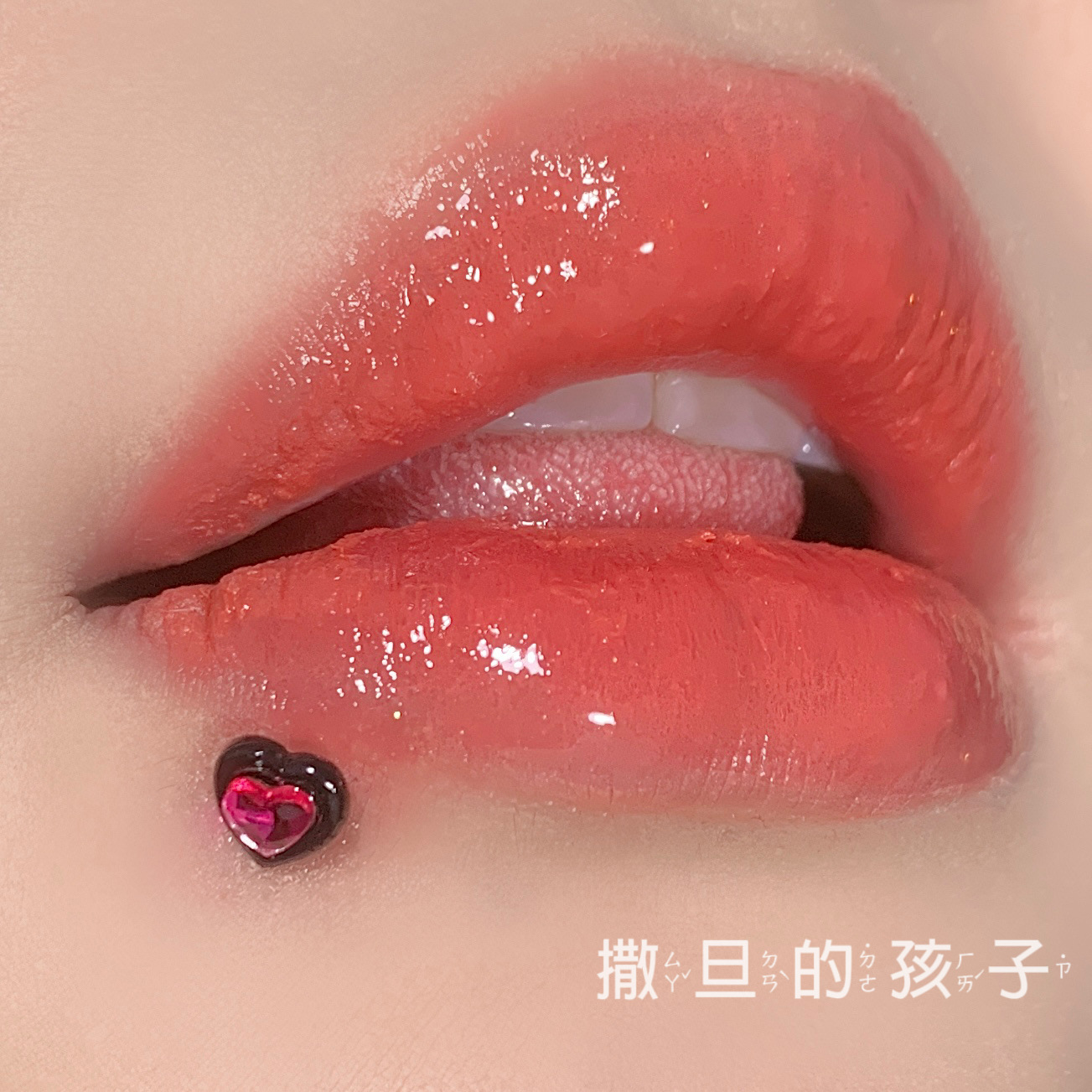 Silver pointed spike labret stud material detail