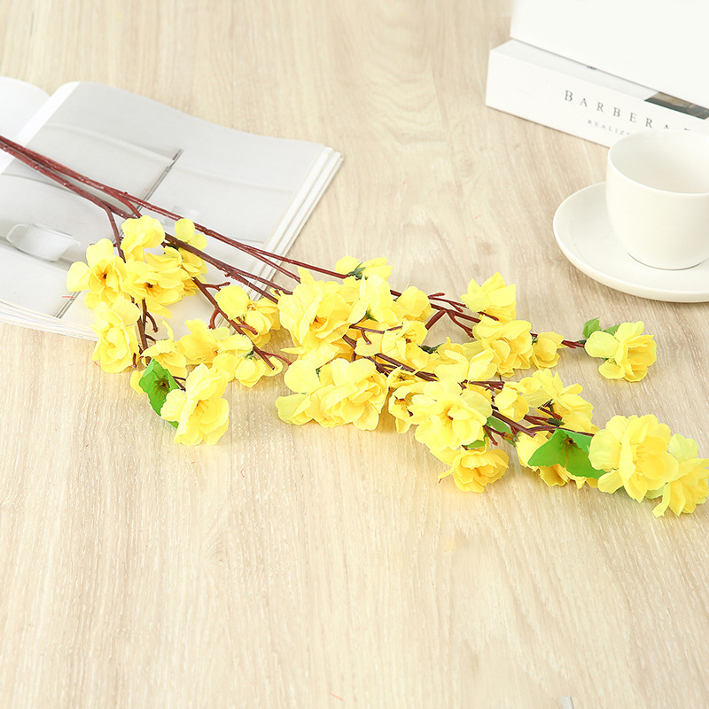 작은 복숭아 꽃 노란색