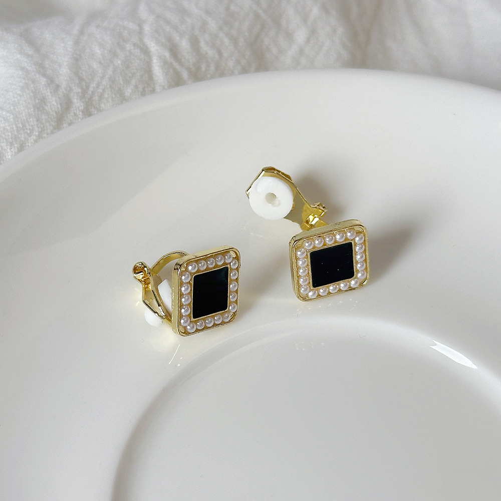 Versión coreana del temperamento de camelia, sin orejas perforadas, pinza para la oreja, flor de perla, tablero de ajedrez, pinza para la oreja triangular con diamantes, pendientes de nicho para mujeres