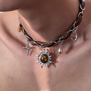 Sweet Cool Spice Girl Wind Heavy Industry Leather Sunflower Necklace Women Choker Neck Chain Collar Retro High-grade Clavicle Chain