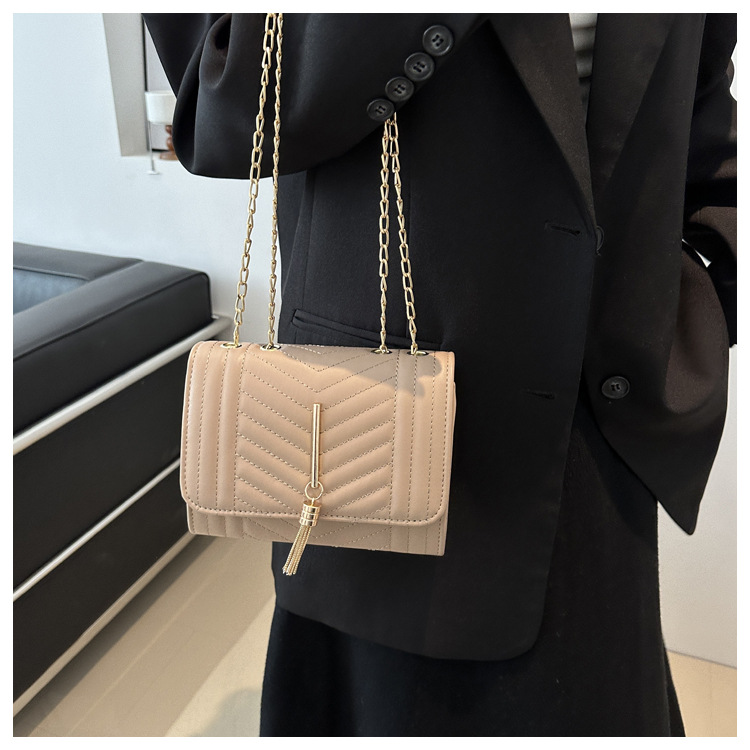 Borsa a tracolla donna con ricamo catena e nappine elegante_voghion.com